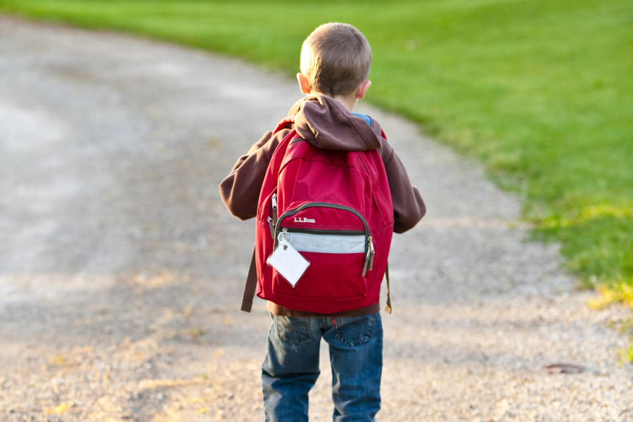 Dijete sa školskom torbom na leđima